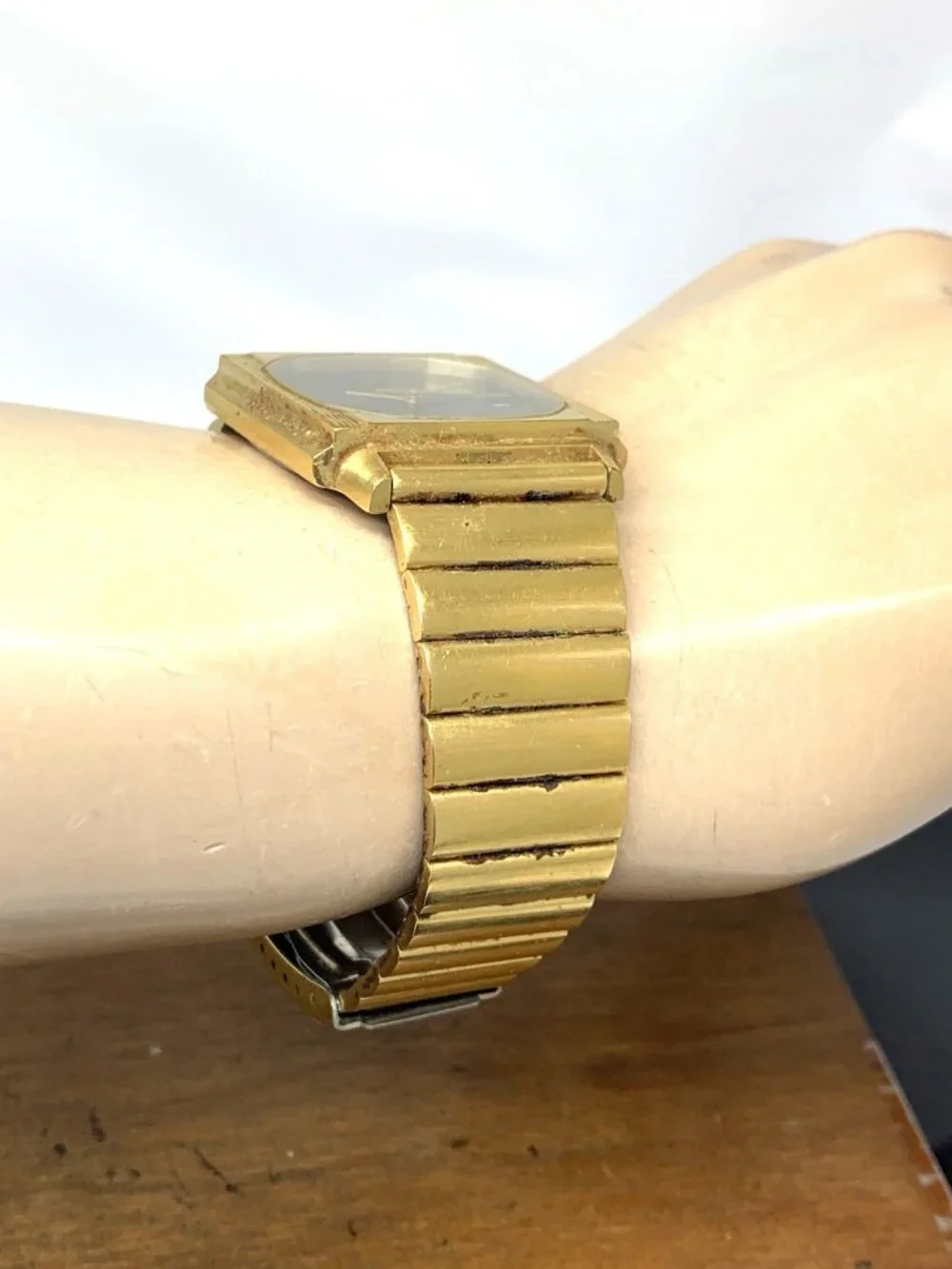 Accutron Men's Watch Vintage 1982 P2 Swiss Quartz C802022 Black Gold Steel 30mm
